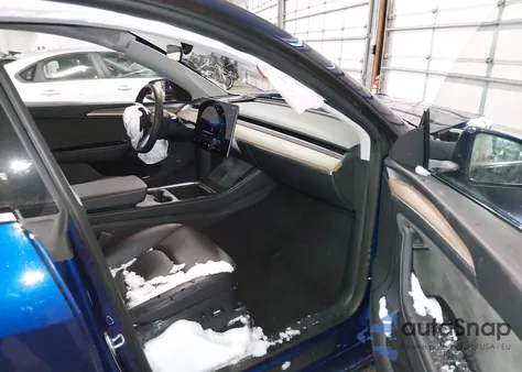 2024 Tesla Model Y Long Range Dual Motor All-Wheel Drive z USA, uszkodzony, nr VIN 7SAYGDEE4RA216121